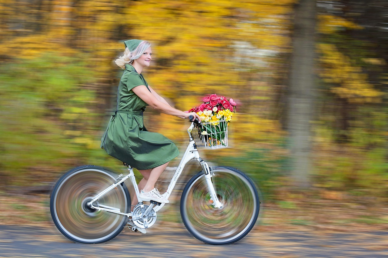 How to Choose a Female Hybrid Bicycle: Frame, Fit, and Gear